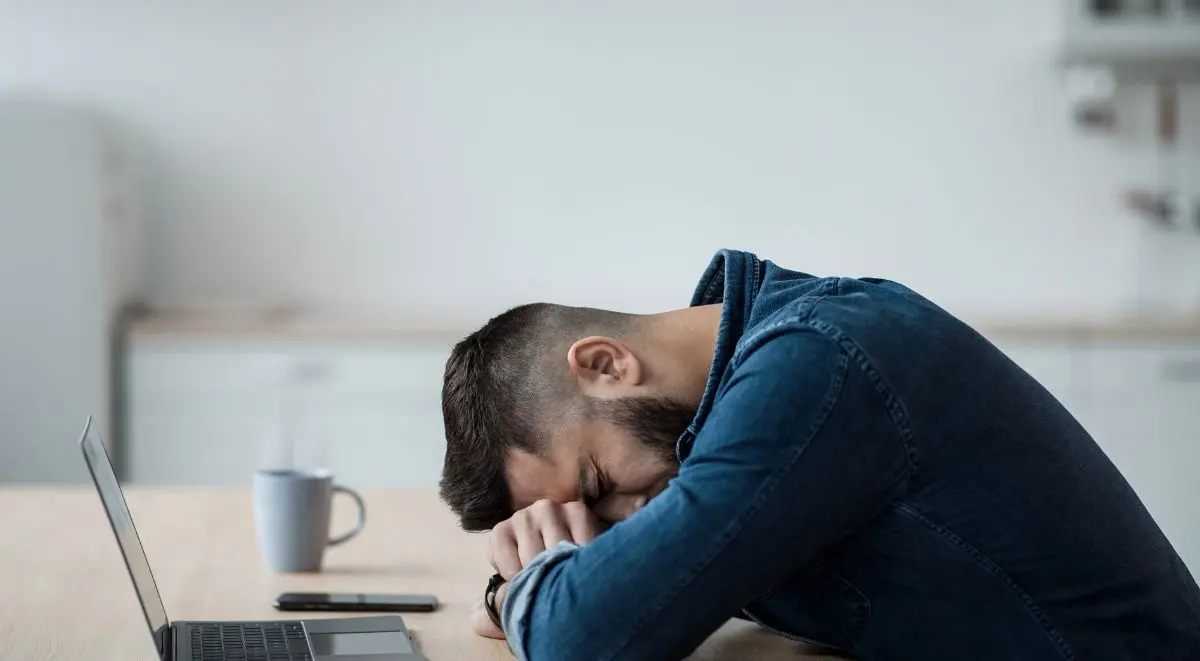 Empleado despedido buscando abogado laboralista