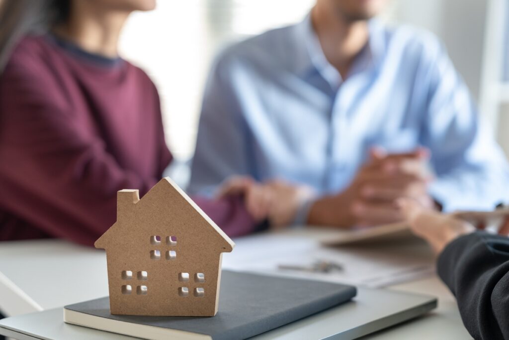 Escritura de vivienda registrada únicamente a nombre de un cónyuge explicada en asesoría legal de derecho de familia