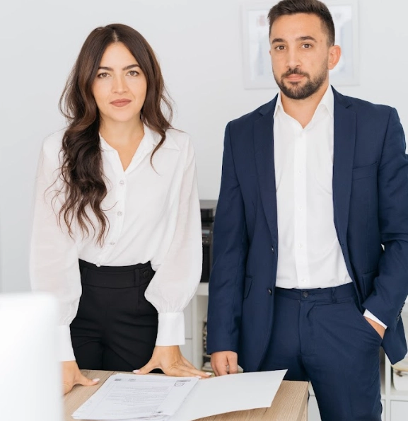 Pareja de abogados en oficina moderna.