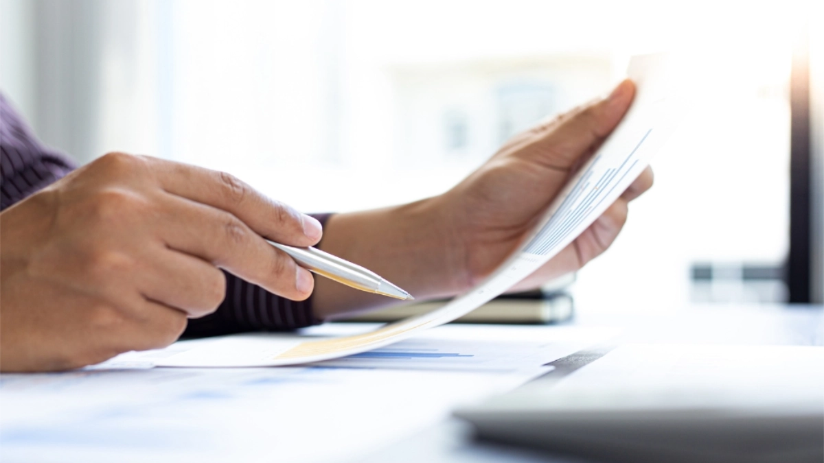 Abogado revisando documentación con pluma