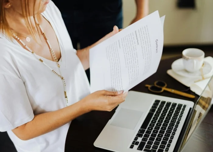 que debe incluir un contrato de trabajo