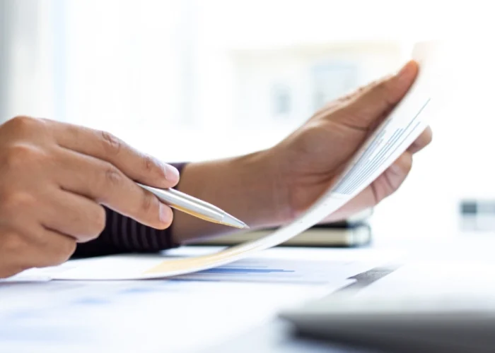 Abogado revisando documentación con pluma