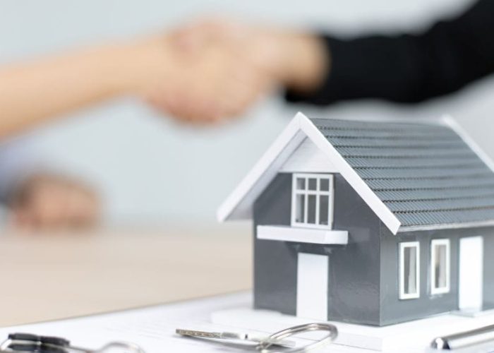 Abogado detallando el proceso de dación en pago para cancelar hipoteca con entrega de vivienda